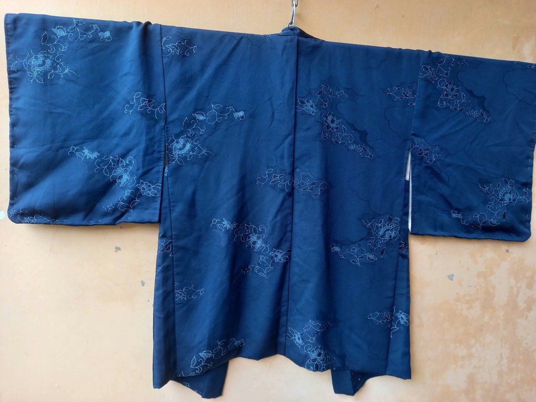 Blue kimono haori with embroidery (Category: Luxury Apparel) located in Naga. Submitted by happeemarket (Listing ID 1470858822, Image 2). Description: 1o/10 Small to xl.