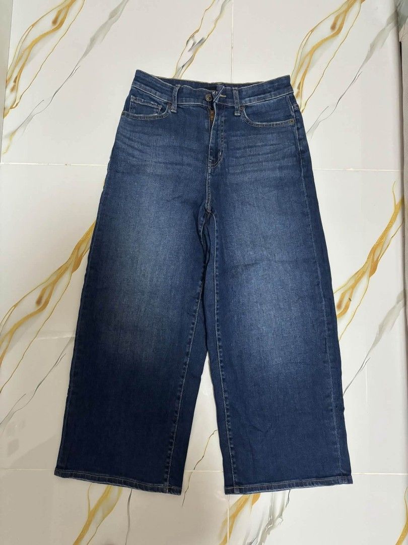 Blue Wide-Leg Cropped Denim Jeans (Category: Jeans) located in Mabalacat. Submitted by cjpacleb (Listing ID 1470750680, Image 2). Description: Uniqlo High Rise Wide Cropped Jeans 61cm size Waist:26-28 Length 33 Excellent condition Pampanga pwede po VC for proof of Legitimacy .