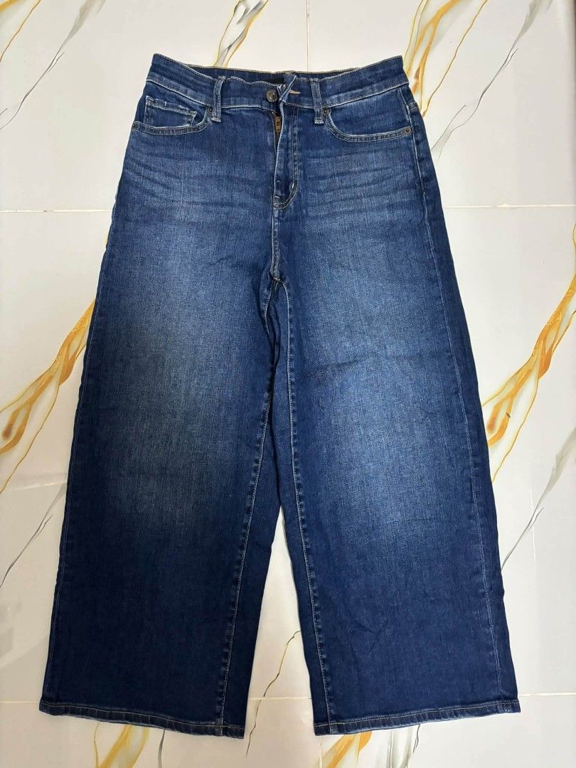 Blue Wide-Leg Cropped Denim Jeans (Category: Jeans) located in Mabalacat. Submitted by cjpacleb (Listing ID 1470750680, Image 3). Description: Uniqlo High Rise Wide Cropped Jeans 61cm size Waist:26-28 Length 33 Excellent condition Pampanga pwede po VC for proof of Legitimacy .