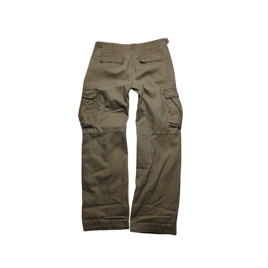 Bossini Olive Green Cargo Pants Size 32 (Category: Jeans) located in Meycauayan. Submitted by thrifting_gorilla (Listing ID 1470886599, Image 2). Description: Bossini Olive Green Cargo Pants Size 32 - Brand: Bossini - Color: Olive green - Material: Heavy-duty cotton - Fit: Straight cut leg - Waist: 16.5 inches across flat - Closure: Button with YKK zipper fly - Pockets: Multiple utility pockets, including 2 zipped front pockets, cargo leg pockets