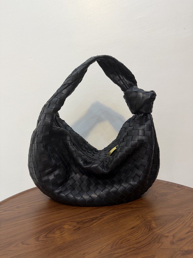 Bottega Veneta Jodie (Category: Luxury Bags & Wallets) located in San Fernando. Submitted by gbagscollection (Listing ID 1470888594, Image 1). Description: Authen. Not guaran. No issue Like new Coded .