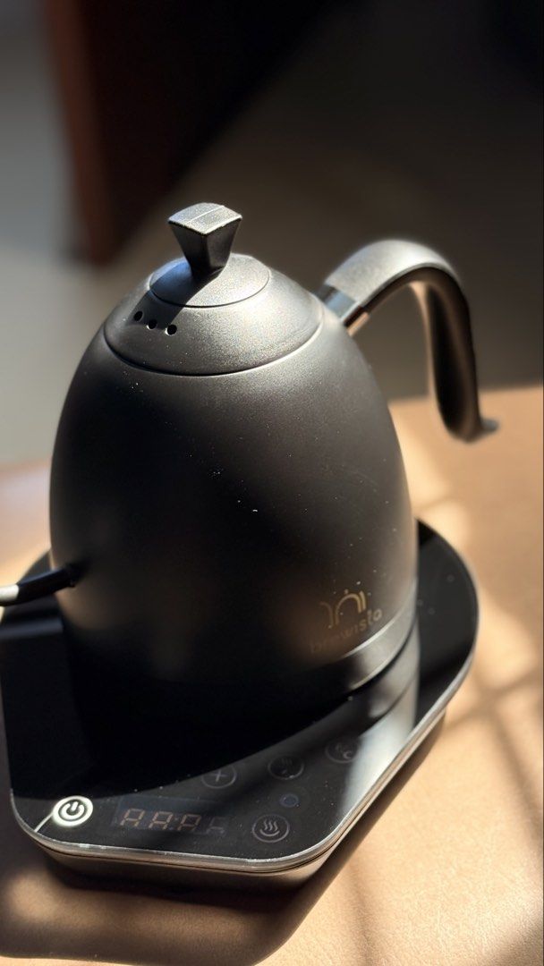 Brewista Artisan Gooseneck Variable Temperature Kettle Matte Black (Category: Kettles & Airpots) located in Laoag. Submitted by humaaaan (Listing ID 1470768354, Image 2). Description: - Authentic Brewista Artisan Gooseneck Kettle in sleek matte black - Digital touch base with precise temperature control for pour over coffee - Slim spout designed for total water flow control - Modern minimalist design that looks great on any kitchen counter - Incl