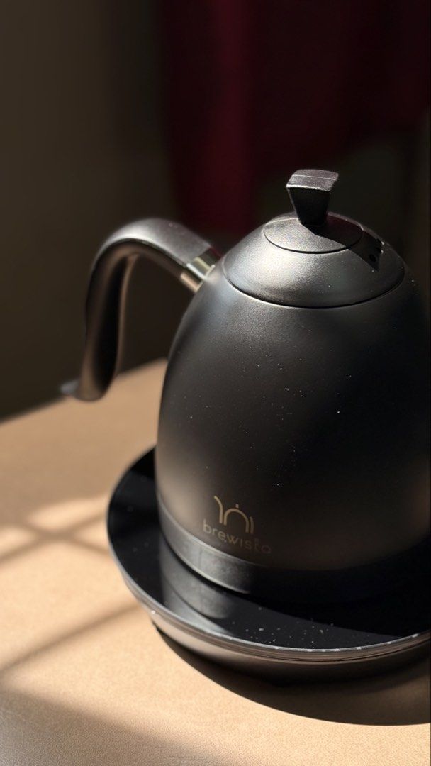 Brewista Artisan Gooseneck Variable Temperature Kettle Matte Black (Category: Kettles & Airpots) located in Laoag. Submitted by humaaaan (Listing ID 1470768354, Image 3). Description: - Authentic Brewista Artisan Gooseneck Kettle in sleek matte black - Digital touch base with precise temperature control for pour over coffee - Slim spout designed for total water flow control - Modern minimalist design that looks great on any kitchen counter - Incl