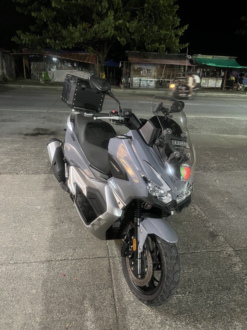Bristol Maxie 400 Scooter Grey (Category: Motorbikes for Sale) located in Manila. Submitted by xyanity_300 (Listing ID 1470747816, Image 1). Description: 8k+ mileage. Registered this august Complete papers Grey Bristol Maxie 400 maxi scooter. Big windshield up front, comfortable contoured seat. Rear top box included for extra storage. Dual front headlights, chunky tires, clean bodywork overall. Rides smooth, handles daily commutes and longer road