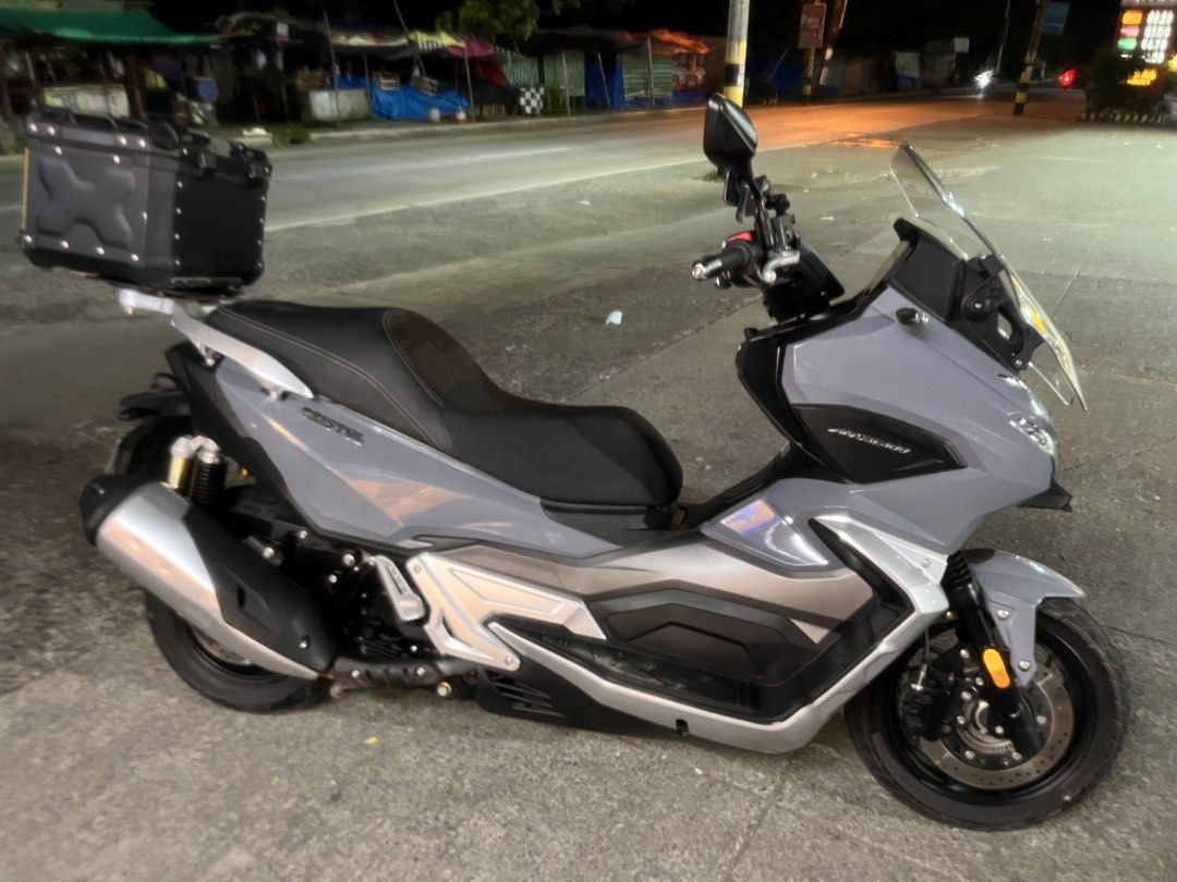 Bristol Maxie 400 Scooter Grey (Category: Motorbikes for Sale) located in Manila. Submitted by xyanity_300 (Listing ID 1470747816, Image 2). Description: 8k+ mileage. Registered this august Complete papers Grey Bristol Maxie 400 maxi scooter. Big windshield up front, comfortable contoured seat. Rear top box included for extra storage. Dual front headlights, chunky tires, clean bodywork overall. Rides smooth, handles daily commutes and longer road