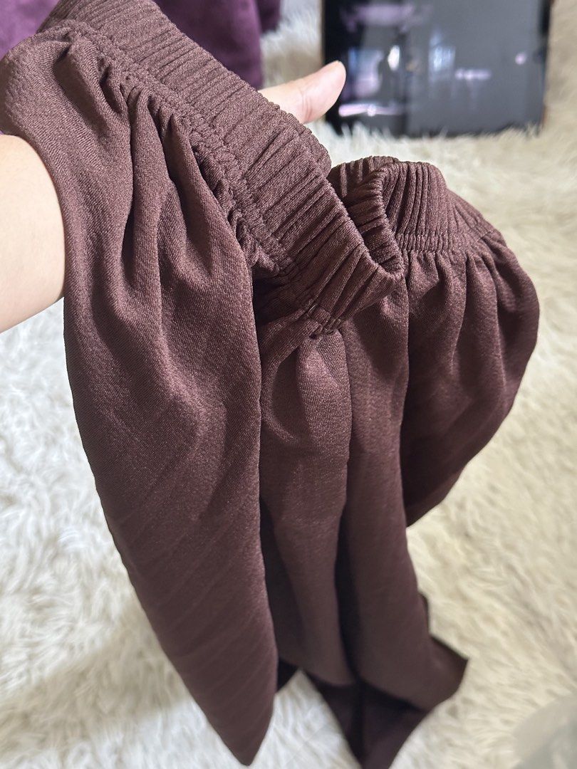Brown high-waisted wide-leg pants (Category: Jeans) located in Taguig. Submitted by appatheseller (Listing ID 1470846920, Image 3). Description: Fits S-XXXL FREE SIZE - Color: Solid dark brown - Fit: Relaxed wide-leg with a comfortable stretchy elastic waistband - Fabric: Flowy material that drapes nicely - Style: Versatile everyday wear, easy to pair with casual tops or sweaters - Condition: Brand new / Excellent.
