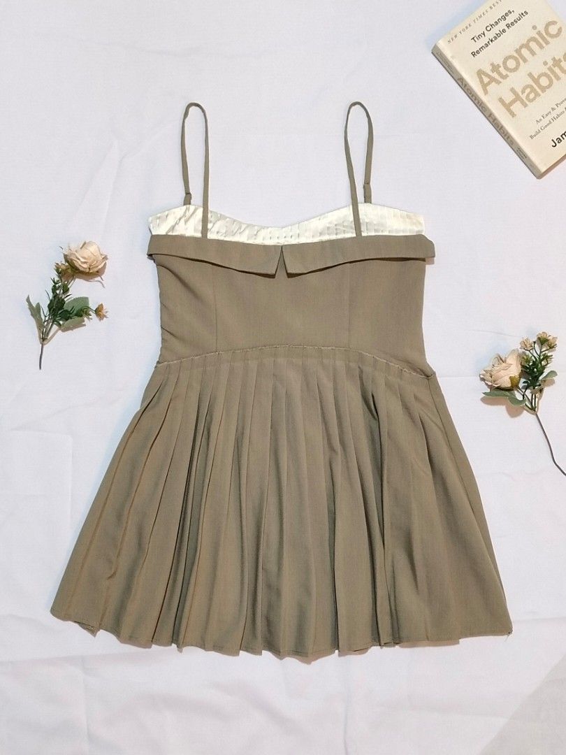 Brown pleated mini dress (Category: Dresses) located in Bulacan. Submitted by jly.ph (Listing ID 1470796100, Image 1). Description: - Size: Small - Semi Med (Bust - 33 | Waist - 29 | Length - 31) - Color: Brown with white bustier panel - Style: Mini dress with pleated skirt and structured bodice - Features: Thin adjustable shoulder straps, side zip closure, double lining .