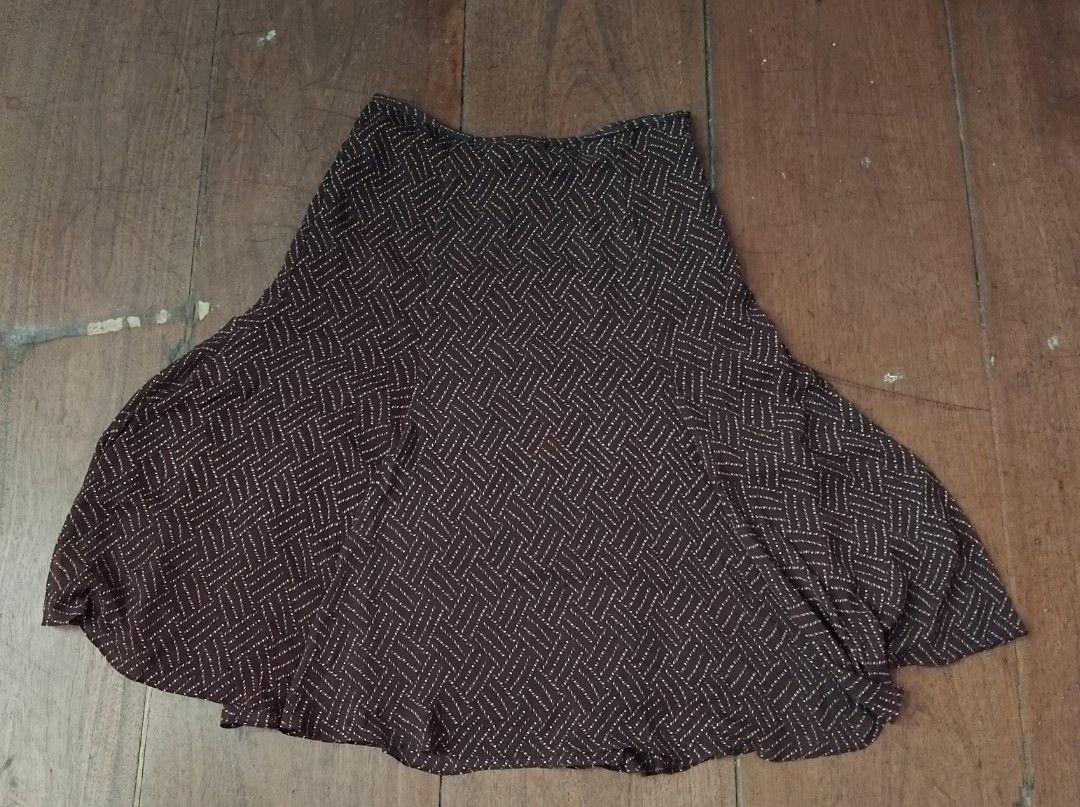BROWN PRINTED MIDI SKIRT (Category: Skirts) located in Iloilo. Submitted by ayinscloset (Listing ID 1470822396, Image 1). Description: BROWN PRINTED MIDI SKIRT Price: ₱250 (negotiable) - Brand: No Brand - Size: US 8 (34-36") - Color: Dark Brown with Orange & White Prints - Condition: Excellent preloved condition / Good as new - No issues, stains, holes, or damage - Unique geometric patterned design - Flowy midi-length silhouette - Back zipper clo