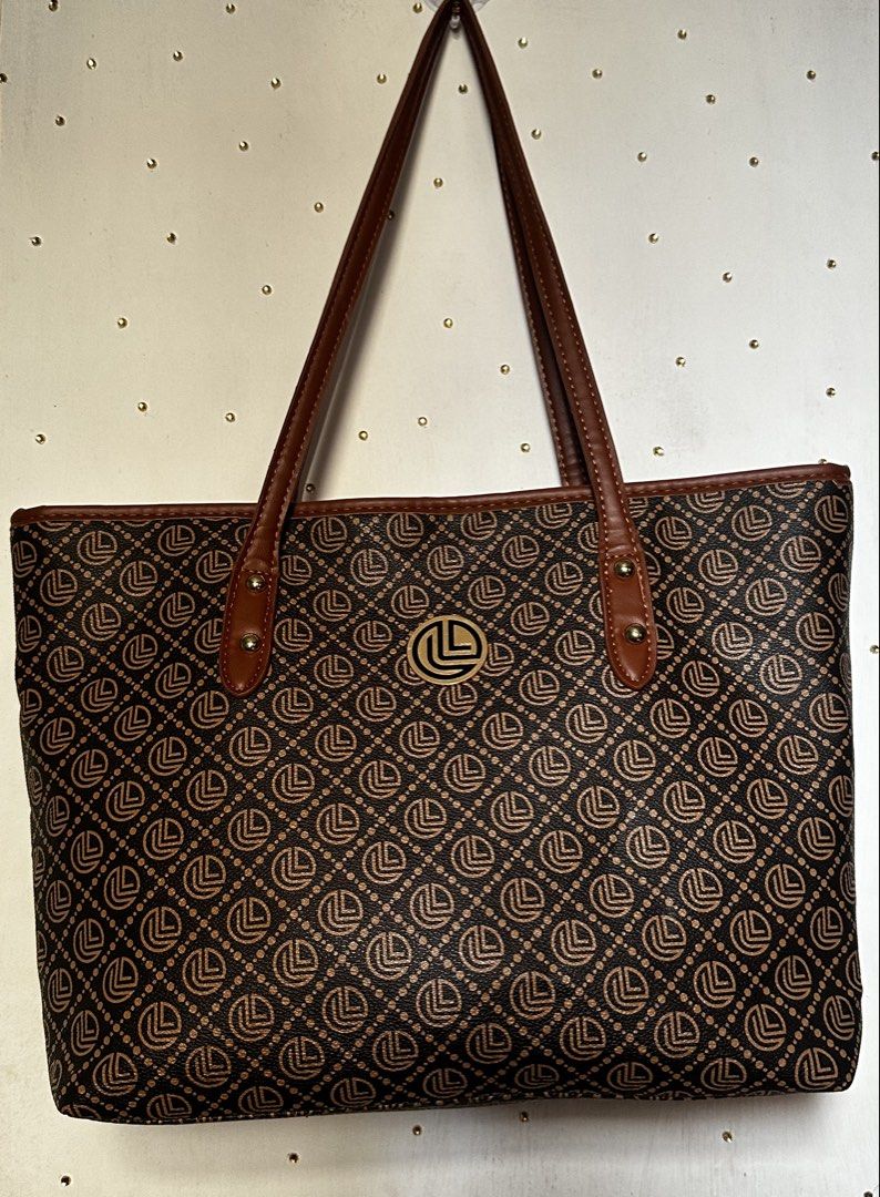 Brown tote bag (Category: Tote Bags) located in Cavite. Submitted by chicfinds.slay (Listing ID 1470836016, Image 1). Description: ✨never used nastock lang sa closet ✨all working zip ✨no flaws ✨.
