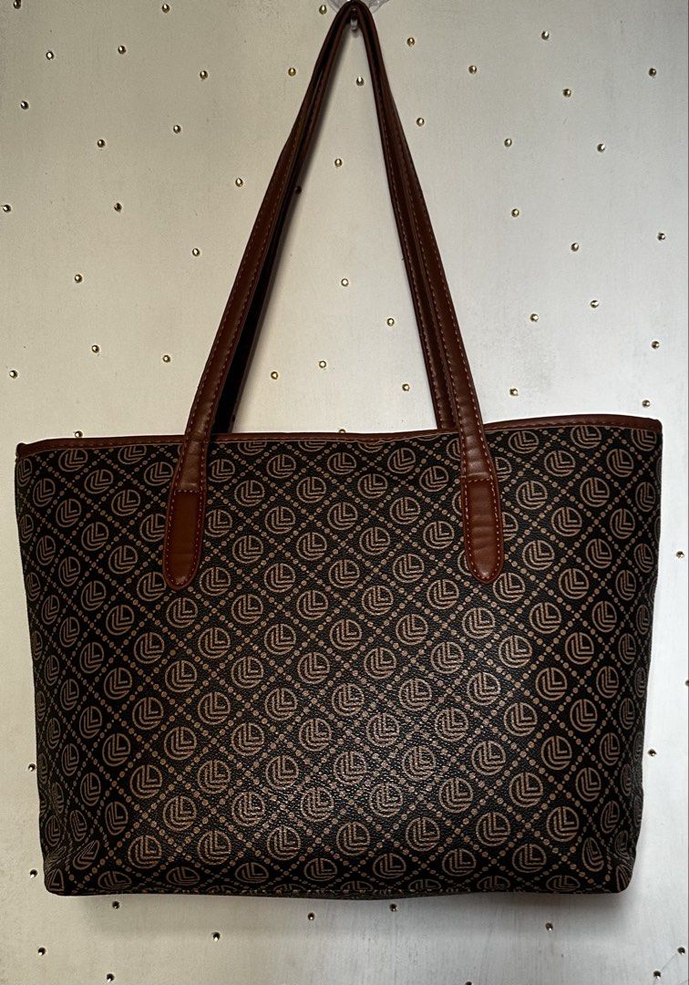 Brown tote bag (Category: Tote Bags) located in Cavite. Submitted by chicfinds.slay (Listing ID 1470836016, Image 2). Description: ✨never used nastock lang sa closet ✨all working zip ✨no flaws ✨.