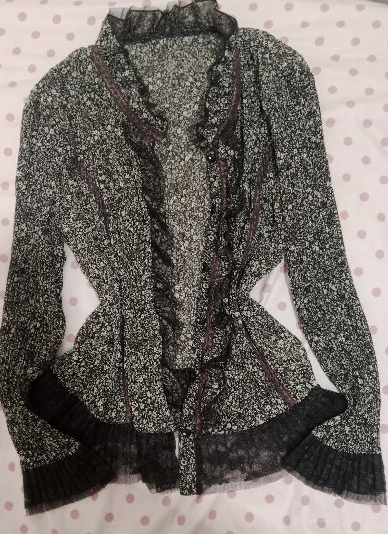 brown vintage longsleeves (Category: Longsleeves) located in Las Pinas. Submitted by kei.yaayaa_ (Listing ID 1470821227, Image 1). Description: .