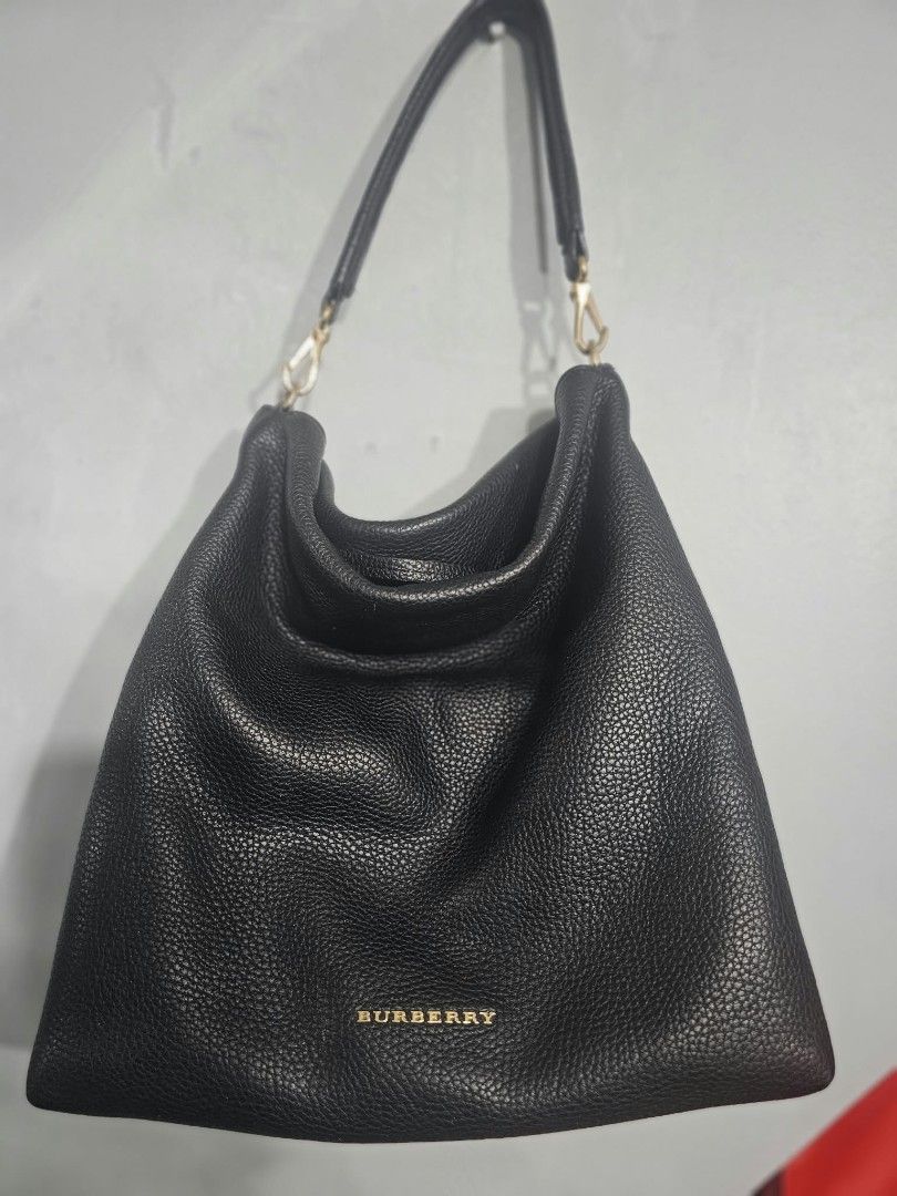 Burberry Black Pebbled Leather Shoulder Bag (Category: Luxury Bags & Wallets) located in Makati City. Submitted by idaevangelista (Listing ID 1470886076, Image 1). Description: - Brand: Burberry - Material: Premium black pebbled leather - Hardware: Elegant gold-tone with chain-link strap attachments and clean front logo lettering - Design: Slouchy hobo shape with an open top for easy access - Storage: Roomy interior, perfect for everyday essentia