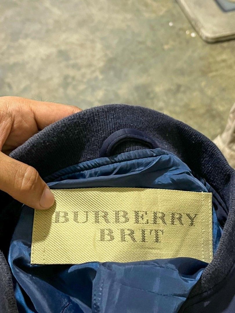 BURBERRY BOMBER JACKET (Category: Coats, Jackets and Outerwear) located in Davao. Submitted by blazing.rachel02 (Listing ID 1470853077, Image 2). Description: Medium on tag 21.5 x 27 Color rate: 9.5/10 Very good condition Issue: need repair sa zipper sa sleeves di mascara Authentic.