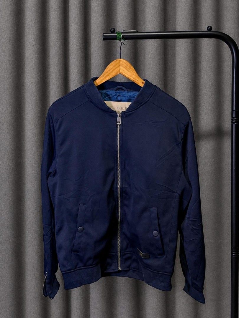 BURBERRY BOMBER JACKET (Category: Coats, Jackets and Outerwear) located in Davao. Submitted by blazing.rachel02 (Listing ID 1470853077, Image 1). Description: Medium on tag 21.5 x 27 Color rate: 9.5/10 Very good condition Issue: need repair sa zipper sa sleeves di mascara Authentic.
