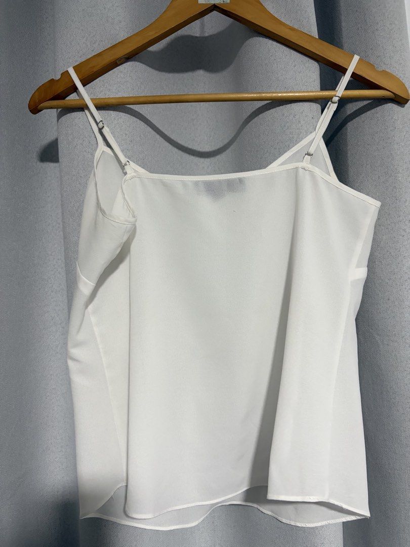 BURBERRY PRORSUM WHITE CHIFFON CAMI TOP (Category: Sleeveless) located in Iloilo. Submitted by thethriftopia (Listing ID 1470906440, Image 3). Description: EXCELLENT CONDITION 🖤 SIZE: S-M COLOR RATE: 10/10 DIMES: W 18 x L19 Wash and Wear Rewash if necessary Color may vary due to lighting Color rate indicated on description Disclaimer: Manage your expectations since this is a pre-loved item. Thank you so much. MOP GCASH and Bank Transfer SHIP VIA
