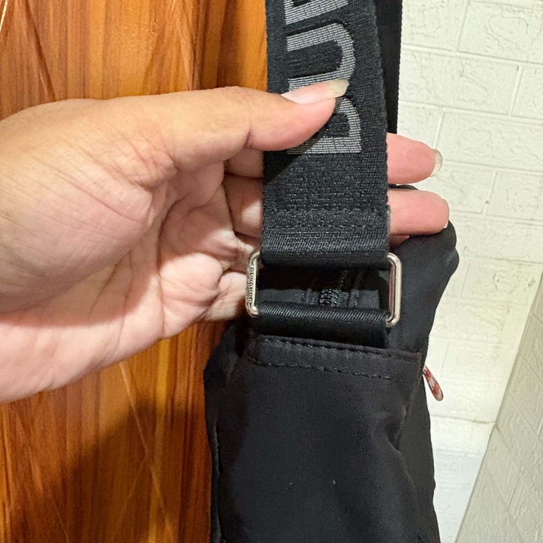 Burberry sling bag (Category: Luxury Bags & Wallets) located in Alburquerque. Submitted by abj_thriftshop (Listing ID 1470762939, Image 3). Description: ykk zip no issue.