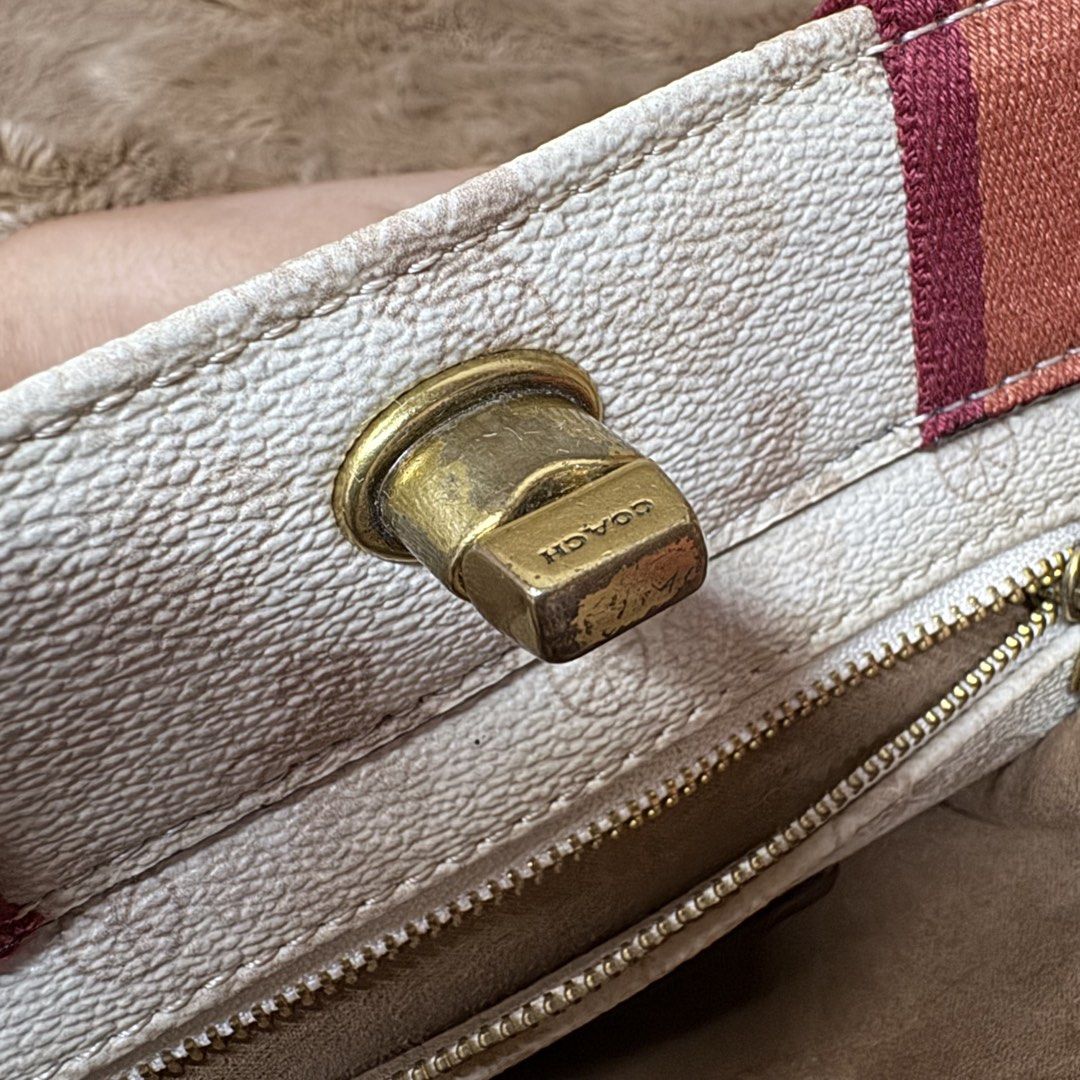 C*ACH FIELD TOTE (off) (Category: Luxury Bags & Wallets) located in Manila. Submitted by thebagbudget (Listing ID 1470786579, Image 3). Description: 🖤 C*ACH FIELD TOTE (off) ✨ Timeless style, everyday luxury! 🤎 👜 Printed coated canvas combined with polished pebble leather and refined leather trim 🖤 Chalk / White coated canvas with a soft pink/red-toned Horse and Carriage motifq ✨ Hardware: Brass / Antique gold-tone. 📏 Size: 8.5 (L) x 8.2 (H)