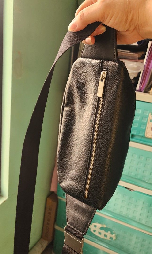 Calvin Klein belt bag (Category: Belt bags, Clutches and Pouches) located in Las Pinas. Submitted by preloved_korea (Listing ID 1470897179, Image 2). Description: minimal sign of use, with etiketa.