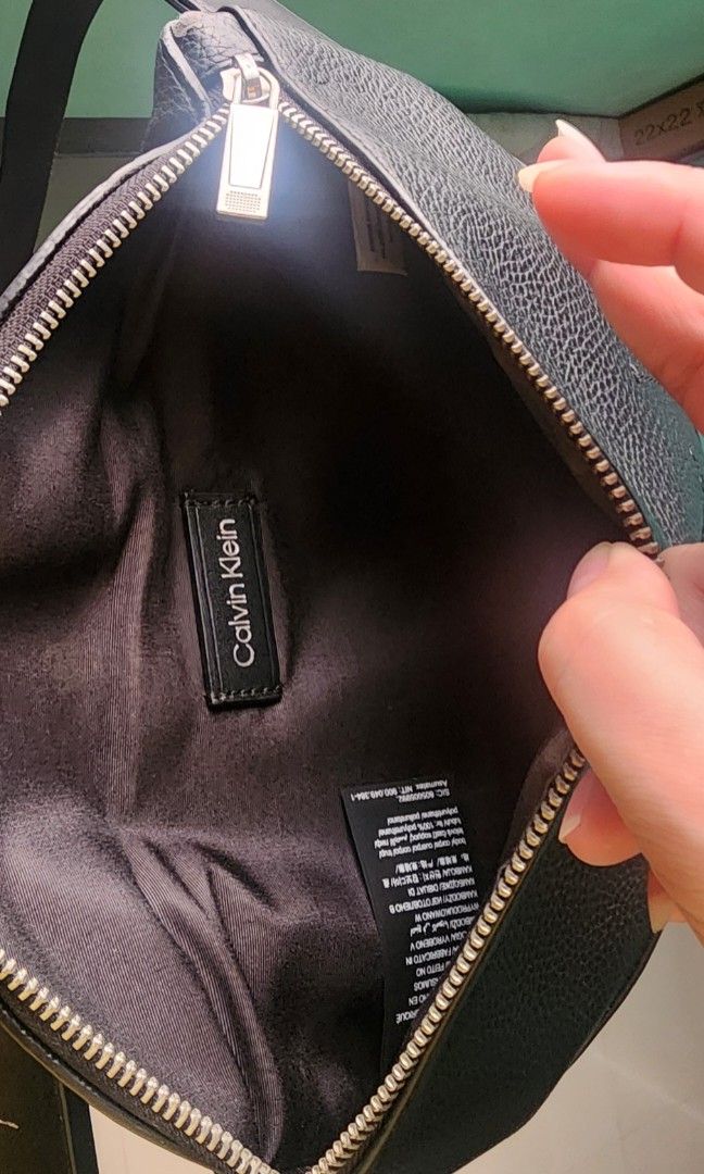 Calvin Klein belt bag (Category: Belt bags, Clutches and Pouches) located in Las Pinas. Submitted by preloved_korea (Listing ID 1470897179, Image 3). Description: minimal sign of use, with etiketa.