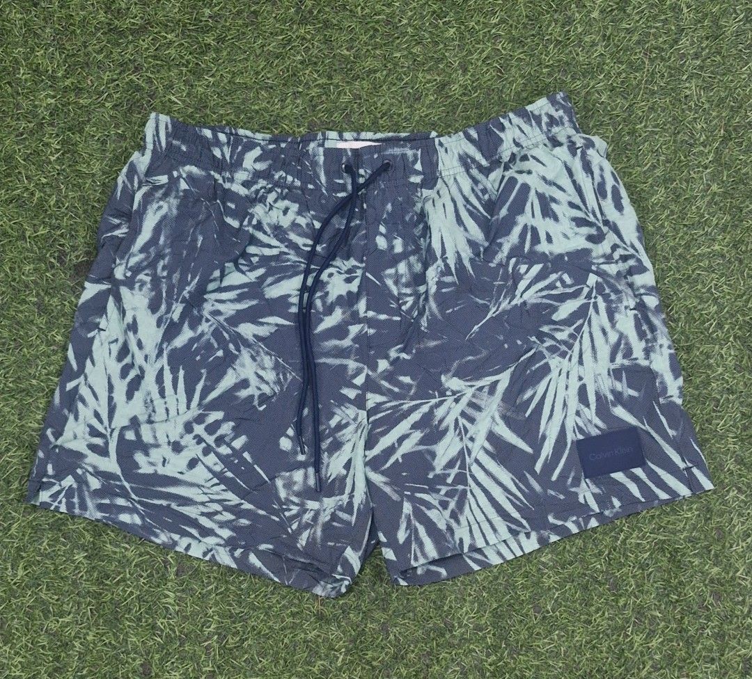 Calvin Klein Medium Drawstring swimshort, heren zwembroek (Category: Shorts) located in Pili. Submitted by the_g_thrift (Listing ID 1470856247, Image 1). Description: Calvin Klein Medium Drawstring swimshort, heren zwembroek,... size large size: 32-36 length: 16 hem: 12.5 no issue excellent condition like new.