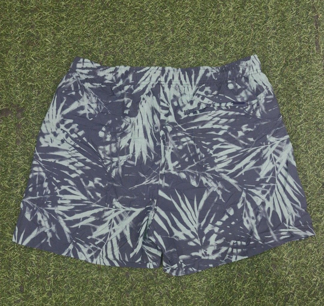 Calvin Klein Medium Drawstring swimshort, heren zwembroek (Category: Shorts) located in Pili. Submitted by the_g_thrift (Listing ID 1470856247, Image 2). Description: Calvin Klein Medium Drawstring swimshort, heren zwembroek,... size large size: 32-36 length: 16 hem: 12.5 no issue excellent condition like new.