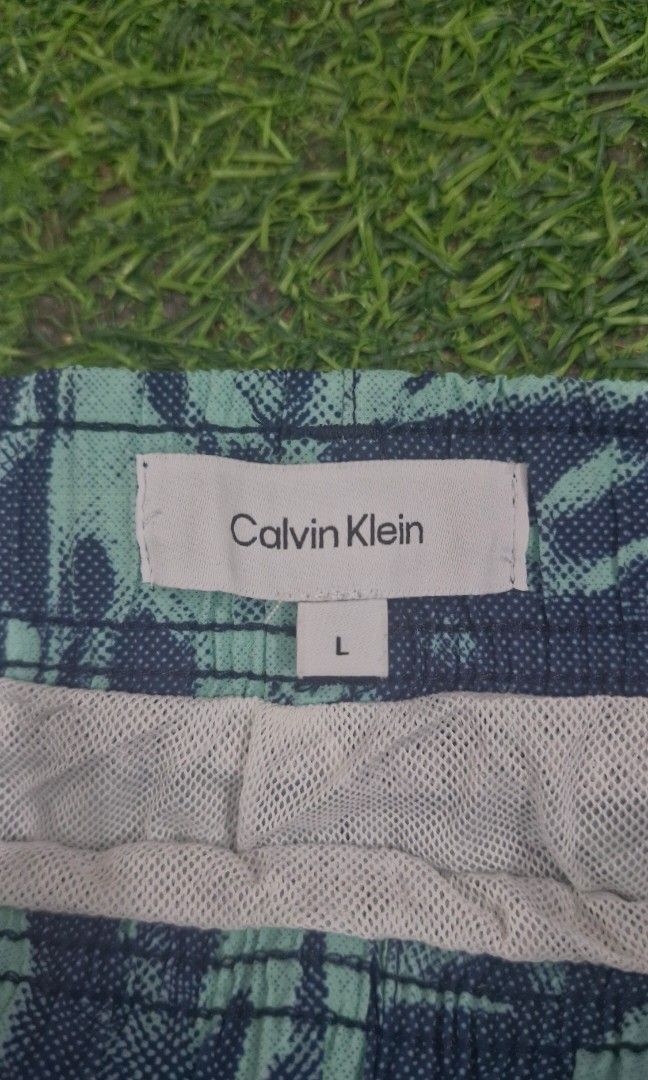 Calvin Klein Medium Drawstring swimshort, heren zwembroek (Category: Shorts) located in Pili. Submitted by the_g_thrift (Listing ID 1470856247, Image 3). Description: Calvin Klein Medium Drawstring swimshort, heren zwembroek,... size large size: 32-36 length: 16 hem: 12.5 no issue excellent condition like new.