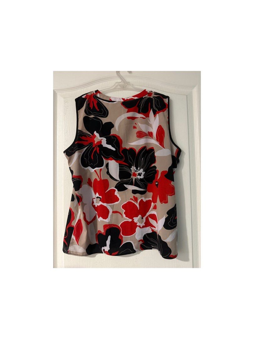 Calvin Klein Printed Blouse (Category: Blouses) located in Legazpi City. Submitted by alyblueberyl (Listing ID 1470806902, Image 2). Description: Size Medium Flowy and comfy material.
