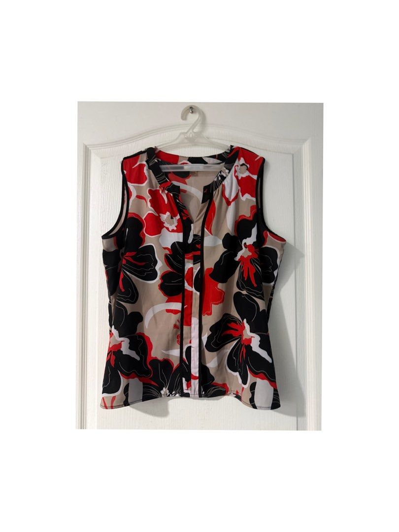 Calvin Klein Printed Blouse (Category: Blouses) located in Legazpi City. Submitted by alyblueberyl (Listing ID 1470806902, Image 1). Description: Size Medium Flowy and comfy material.