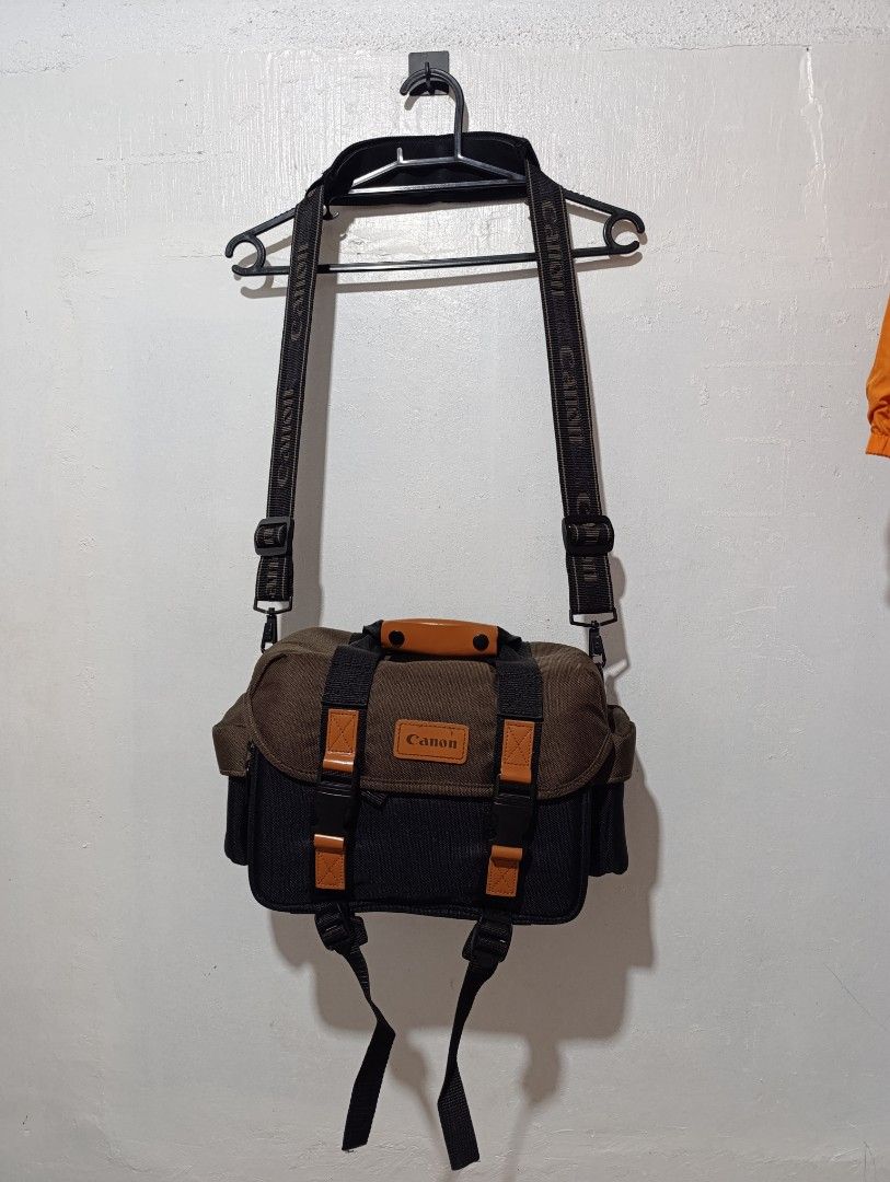 Canon Camera shoulder Bag (Category: Camera Bags & Carriers) located in Bulacan. Submitted by frederickg80292 (Listing ID 1470745728, Image 1). Description: CANON SHOULDER CAMERA BAG EXCELLENT CONDITION 10/10 COLOR RATE NO ISSUE 👌 800 + SF ONLY 💸 LOCATION SJDM BULACAN.