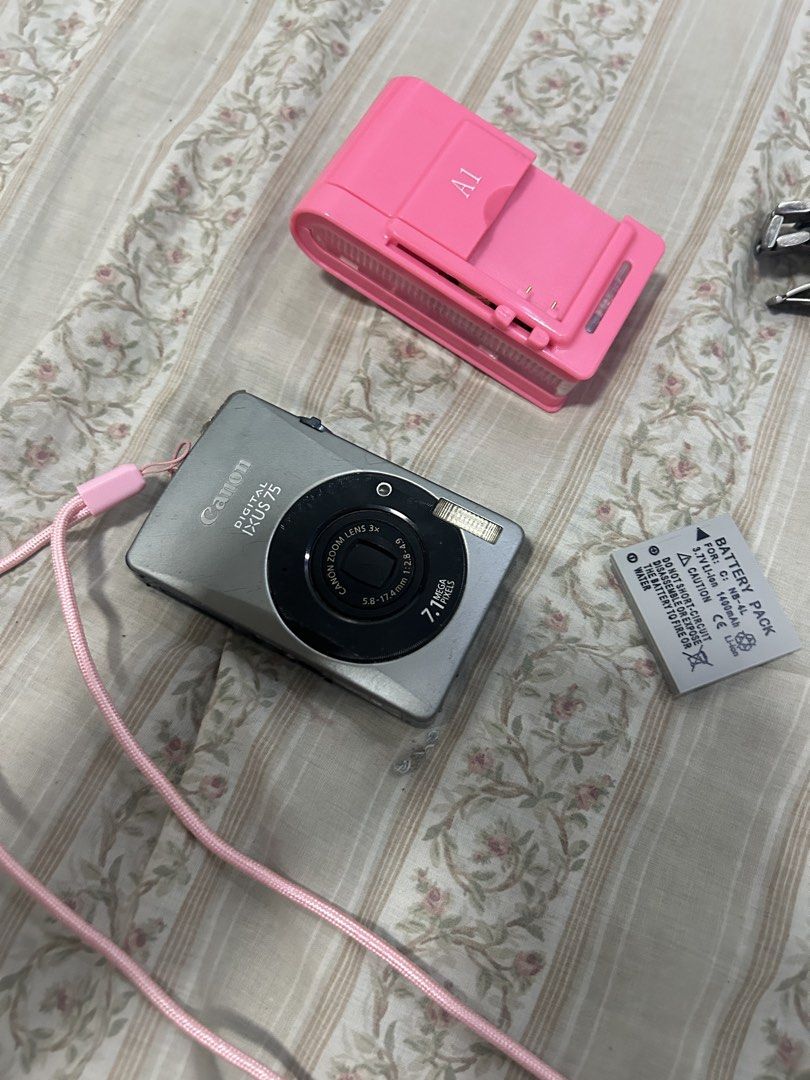 CANON IXUS 75 (Category: Cameras) located in Boac. Submitted by ltalysfinest (Listing ID 1470923803, Image 2). Description: DOES NOT TURN ON I bought a NB-4L battery for it, 450 ata bili ko, sama ko na lang camera para hindi sayang. I can include the box of the battery. The charger is also included, bagong bili lang yesterday. .