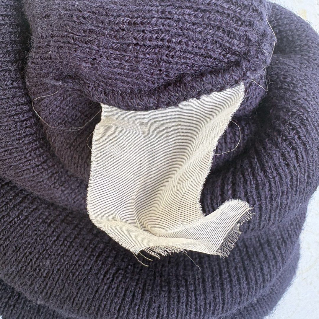 Carharrt Knit Beanie Hat Dark Navy Blue (Category: Caps & Hats) located in Quezon City. Submitted by vs.thrift444 (Listing ID 1470760326, Image 3). Description: - Authentic Carhartt knit beanie in dark navy blue - Features a classic ribbed texture and folded cuff - Iconic Carhartt square logo patch on the front - Soft, warm material ideal for cold weather - Standard adult size (fits most) - Condition note: Internal tag is cut off near the seam -f
