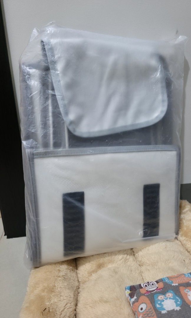 Cat carrier (Category: Homes & Other Pet Accessories) located in Taguig. Submitted by no-trades (Listing ID 1470870011, Image 1). Description: date of purchase: August 2026 our cat passed away last October 6 and we are now letting go of her belongings.
