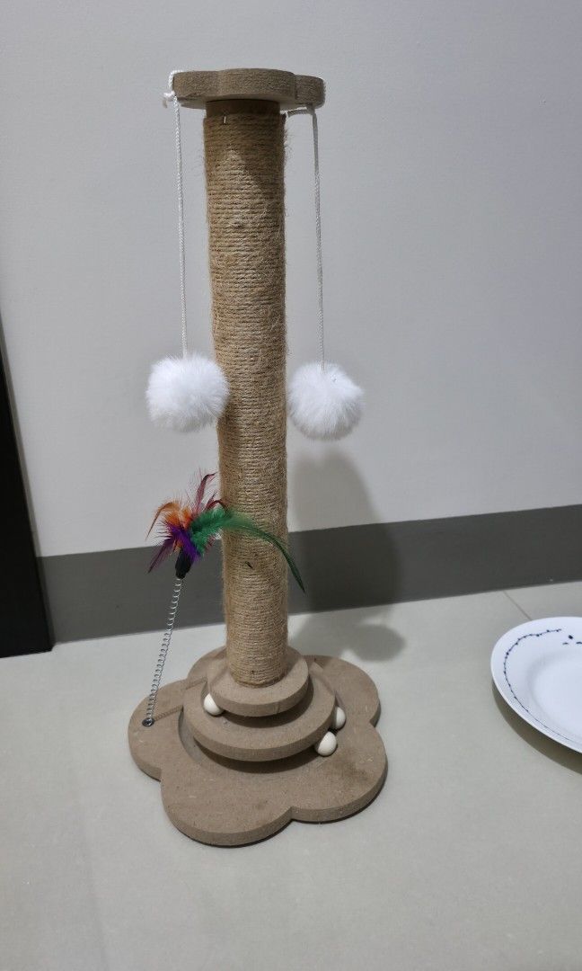 Cat scratch post (Category: Homes & Other Pet Accessories) located in Taguig. Submitted by no-trades (Listing ID 1470868566, Image 1). Description: date of purchase: October 2026 our cat passed away last October 6 and we finally decided to let go of her belongings.