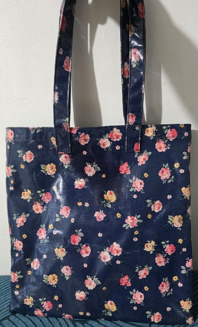 Cath Kidston Large Coated Bookbag (Category: Tote Bags) located in Mandaluyong City. Submitted by mlstuff28 (Listing ID 1470790341, Image 2). Description: -Authentic Mop: bank transfer/gcash.