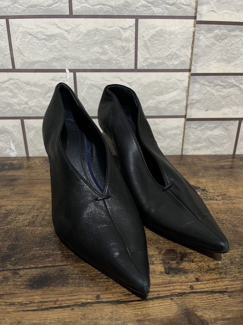 Celine Paris Black Leather Pointed Toe Heels Size 39 (Category: Heels) located in Manila. Submitted by kuya_erick62 (Listing ID 1470760989, Image 1). Description: - Brand: Celine Paris (Made in Italy) - Style: Slip-on pumps with pointed toes, deep V-cut front, and curved heels - Color: Classic Black - Material: Genuine Leather - Size: EU 39 - Condition: Pre-owned, soles show visible wear from previous use - Perfect timeless luxury piece to elevat