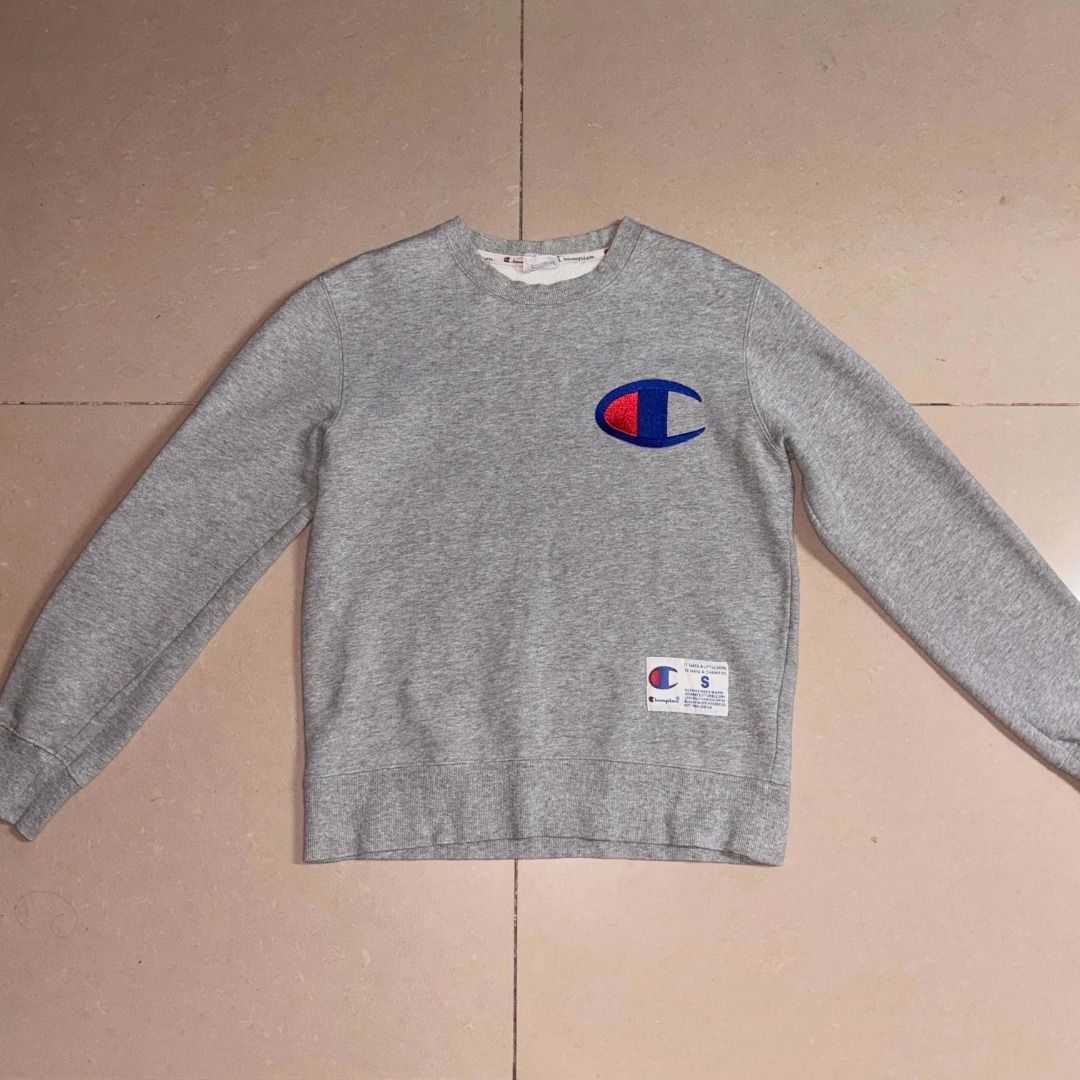 Champion Grey Sweatshirt with Chest Logo size S (Category: Coats, Jackets and Outerwear) located in San Jose del Monte. Submitted by claraortazo (Listing ID 1470877950, Image 1). Description: Dimes: 19W x 23L - Arms: 27 No issues Excellent condition Details on the pictures .