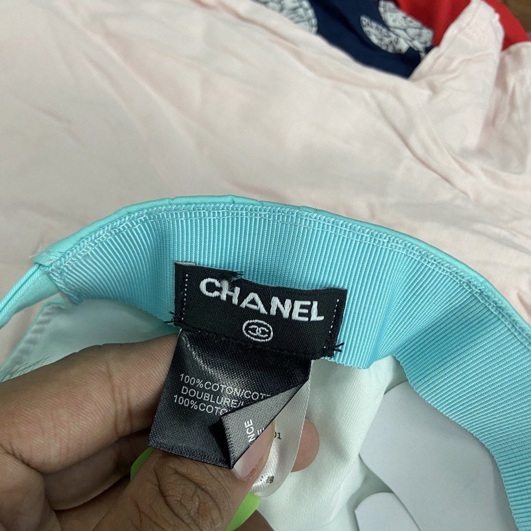 Chanel cap (Category: Luxury Apparel) located in Dueñas. Submitted by d1gidoll (Listing ID 1470823858, Image 2). Description: No flaws Like new.