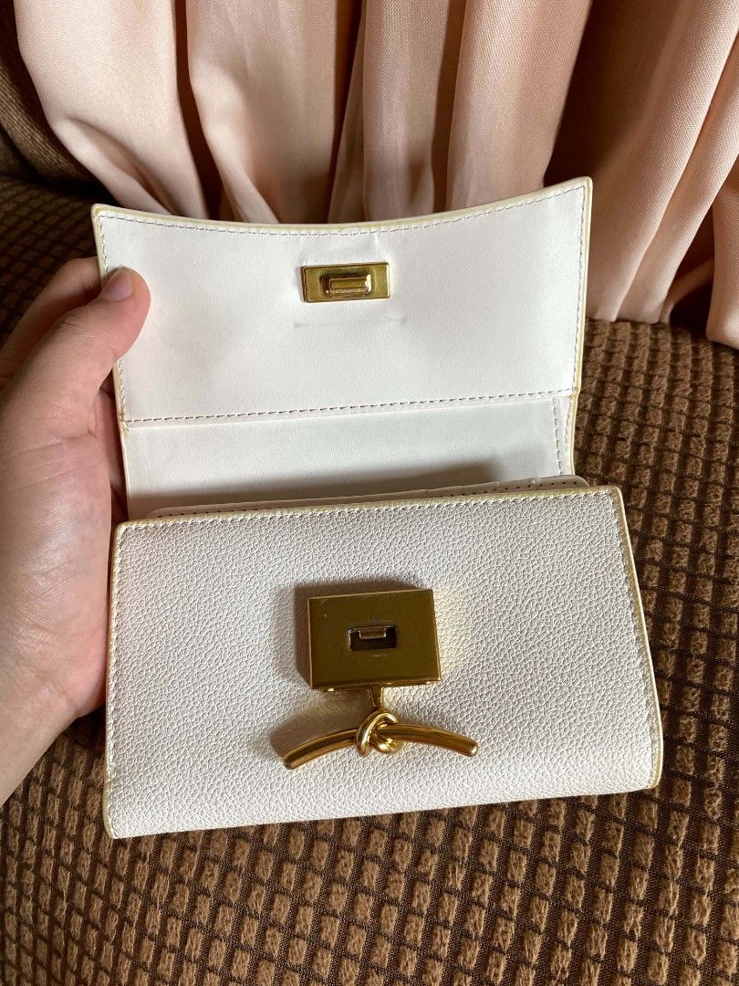 Charles and keith med wallet (Category: Luxury Bags & Wallets) located in Tagum. Submitted by luxbagelyas (Listing ID 1470803945, Image 3). Description: good condition dami compartment no flaws sign of use only maganda pa.