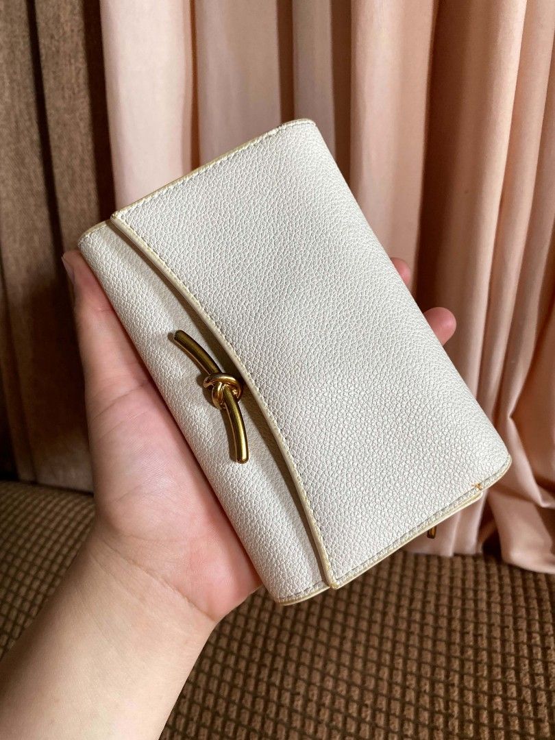 Charles and keith med wallet (Category: Luxury Bags & Wallets) located in Tagum. Submitted by luxbagelyas (Listing ID 1470803945, Image 1). Description: good condition dami compartment no flaws sign of use only maganda pa.
