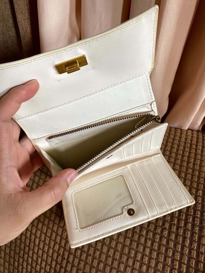 Charles and keith med wallet (Category: Luxury Bags & Wallets) located in Tagum. Submitted by luxbagelyas (Listing ID 1470803945, Image 2). Description: good condition dami compartment no flaws sign of use only maganda pa.