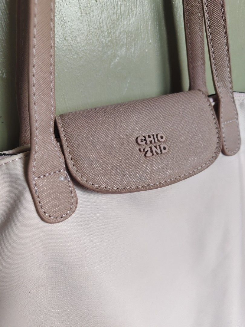 CHIO 2ND Pink Tote Bag (Category: Shoulder Bags) located in General Mariano Alvarez. Submitted by findsandmoreph (Listing ID 1470783023, Image 3). Description: Chio’2nd Style Nylon Tote Bag (Inspired Only) Price: ₱250 • Condition: Preloved / Maganda pa ang kondisyon • Details: May leather flap, shoulder straps, at maayos ang zipper. Malinis ang tela at loob. • Note: Inspired/style copy lang po ito kaya naka-presyong pang-benta na, pero pormado at