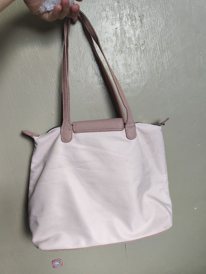 CHIO 2ND Pink Tote Bag (Category: Shoulder Bags) located in General Mariano Alvarez. Submitted by findsandmoreph (Listing ID 1470783023, Image 2). Description: Chio’2nd Style Nylon Tote Bag (Inspired Only) Price: ₱250 • Condition: Preloved / Maganda pa ang kondisyon • Details: May leather flap, shoulder straps, at maayos ang zipper. Malinis ang tela at loob. • Note: Inspired/style copy lang po ito kaya naka-presyong pang-benta na, pero pormado at