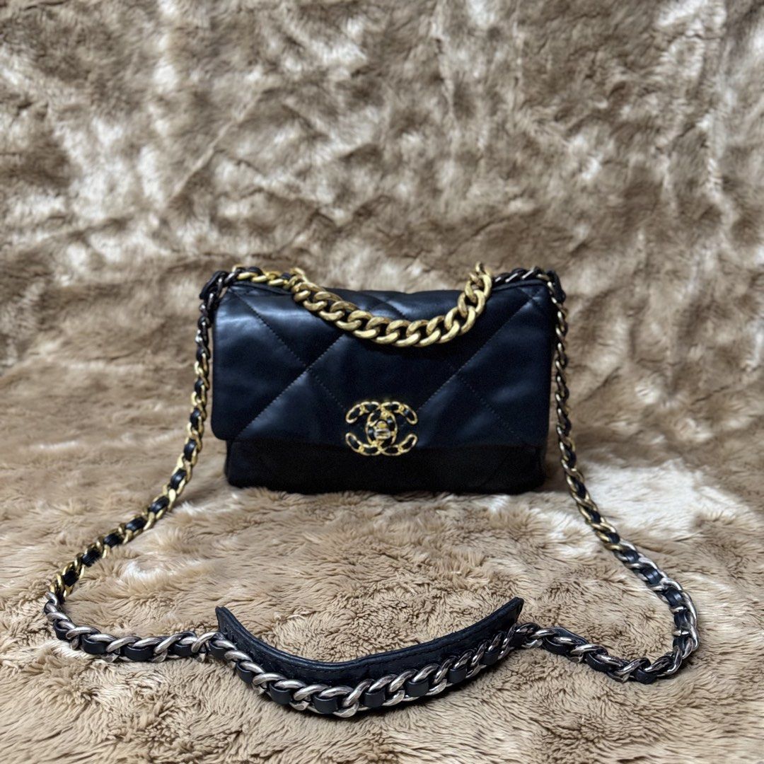 CH*NEL 19 FLAP BAG (Category: Luxury Bags & Wallets) located in Manila. Submitted by thebagbudget (Listing ID 1470785798, Image 1). Description: 🖤 CH@NEL 19 FLAP BAG ✨ Timeless style, everyday luxury! 🤎 👜 black quilted leather with its signature mixed-metal hardware. 🖤 Black with gold-tone and silver-tone metal hardware details. ✨ Ultra-soft, semi-glossy lambskin or slightly textured goatskin. 📏 Size: 6.2 (H) x 10.1 (W) x 3.5 (D) 🤎 A classy
