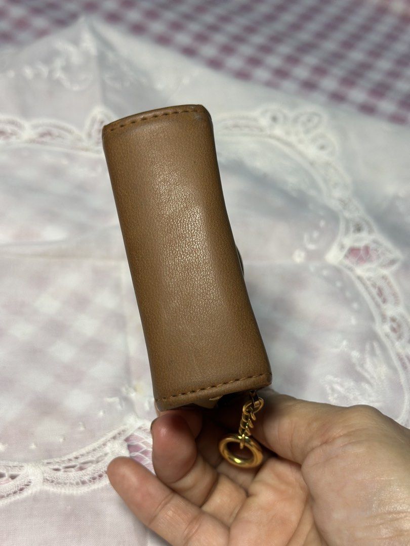 Choco brown kisslock leather wallet, small size (Category: Purses & Pouches) located in Davao. Submitted by favoritepreloved (Listing ID 1470814021, Image 3). Description: 💜 5.5cm height x 8.25cm x 3cm thickness.