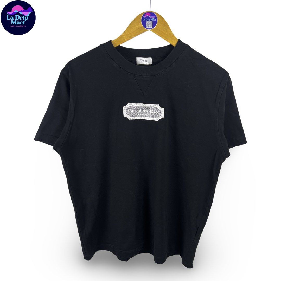 ‎“CHRISTIAN DIOR PARIS” EBRO EMBLEM SCRPT TEE ‎ (Category: Tshirts & Polo Shirts ) located in Taguig. Submitted by ldm.ph (Listing ID 1470743802, Image 1). Description: ‎(LDM-C-0292) ‎Size:ACTUAL FIT:M-L ‎Dimensions ‎Inches width:21 ‎Inches length:26 ‎Condition: GOOD AS NEW ‎Color rate:10 ‎Flaws:❌ ‎(READY TO WEAR) .