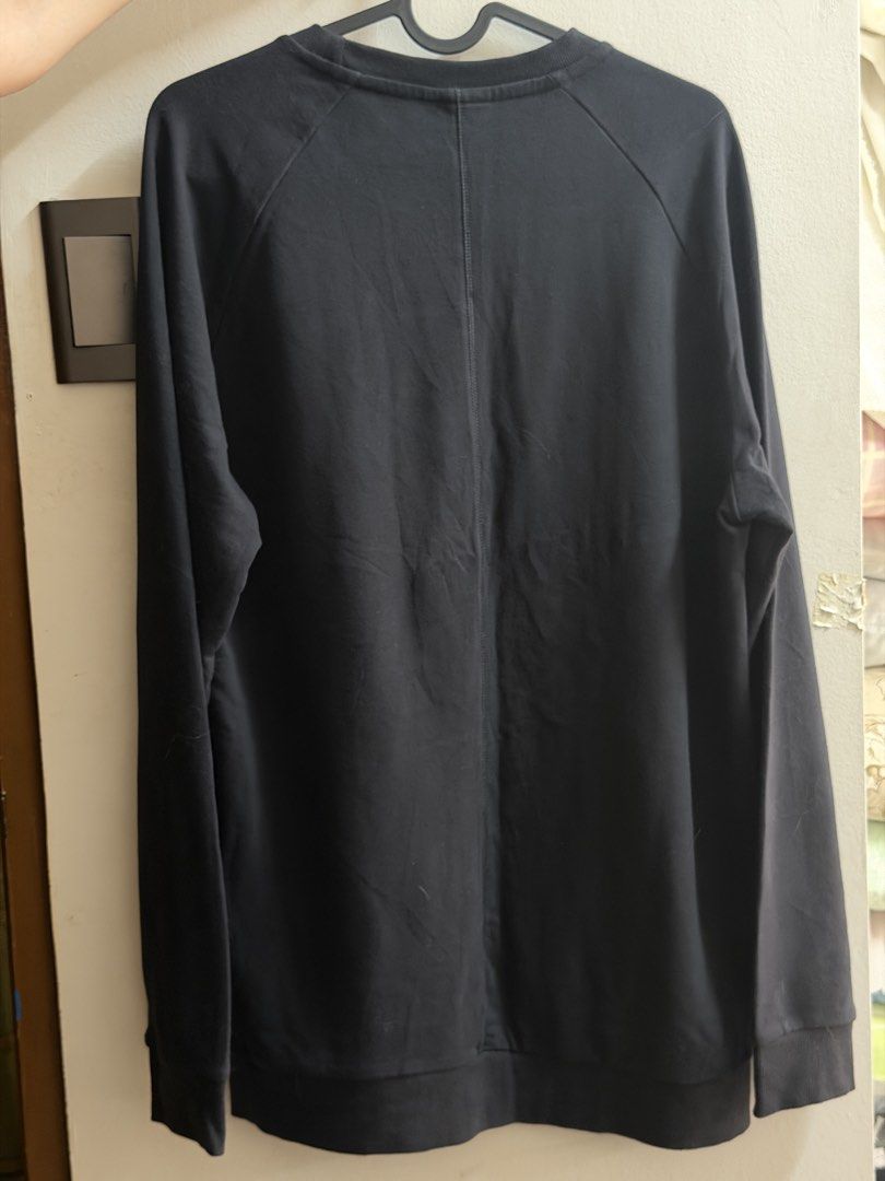 Classic Plain Black Crewneck Long-Sleeve Sweatshirt (Category: Coats, Jackets and Outerwear) located in Bacoor. Submitted by aeieaa (Listing ID 1470784882, Image 2). Description: - Classic crew neckline with V-stitch accent - Comfortable raglan-style shoulder construction - Ribbed cuffs and bottom hem - Clean, minimalist design—easy to match with any casual or street style outfit.