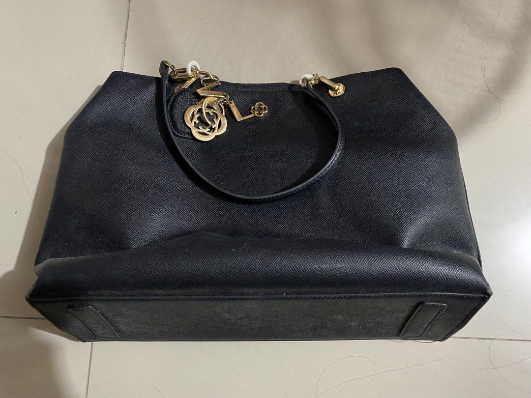 CLN AMARIE TOTE BAG (Category: Luxury Bags & Wallets) located in Manila. Submitted by ninikiveschi (Listing ID 1470839867, Image 1). Description: ✨ FOR SALE: CLN Amarie Tote Bag✨ 👜 Color: Black *No paper bag and mesh bag included *No receipt *Used but no major flaws RFS: Matagal na di nagagamit 📍Sta. Mesa, Manila.