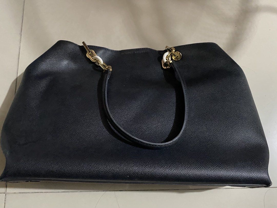 CLN AMARIE TOTE BAG (Category: Luxury Bags & Wallets) located in Manila. Submitted by ninikiveschi (Listing ID 1470839867, Image 2). Description: ✨ FOR SALE: CLN Amarie Tote Bag✨ 👜 Color: Black *No paper bag and mesh bag included *No receipt *Used but no major flaws RFS: Matagal na di nagagamit 📍Sta. Mesa, Manila.