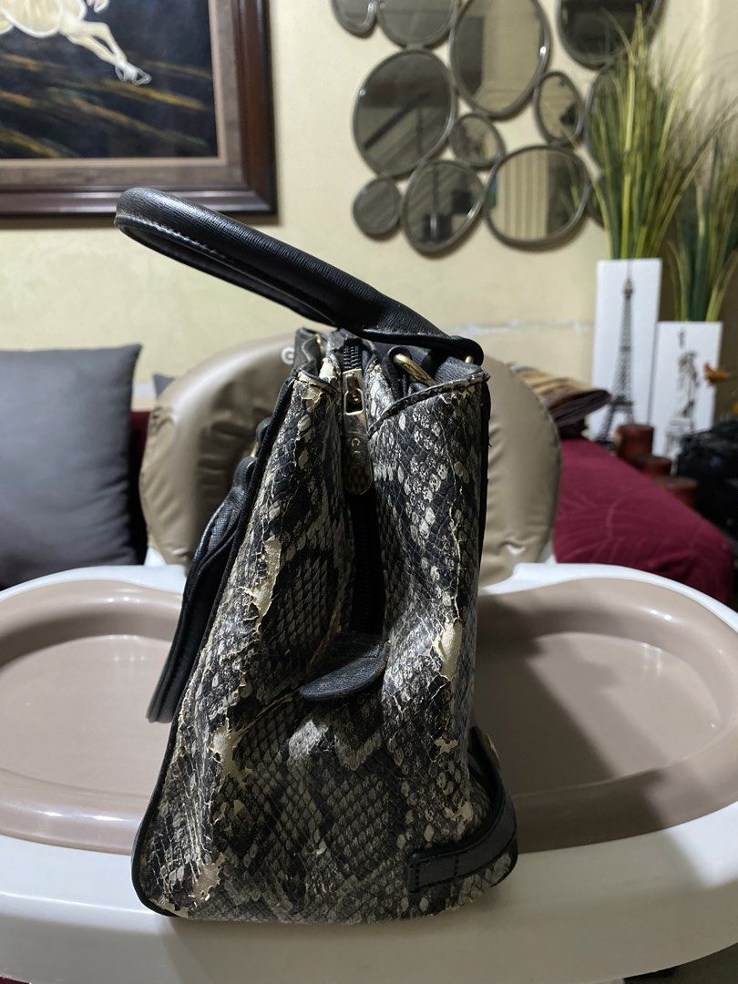 CLN bag (Category: Shoulder Bags) located in Manila. Submitted by christines51439 (Listing ID 1470761148, Image 3). Description: Issue: Nababakbak na yung sa gilid.