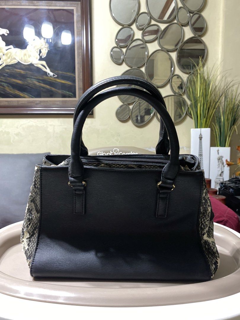 CLN bag (Category: Shoulder Bags) located in Manila. Submitted by christines51439 (Listing ID 1470761148, Image 2). Description: Issue: Nababakbak na yung sa gilid.